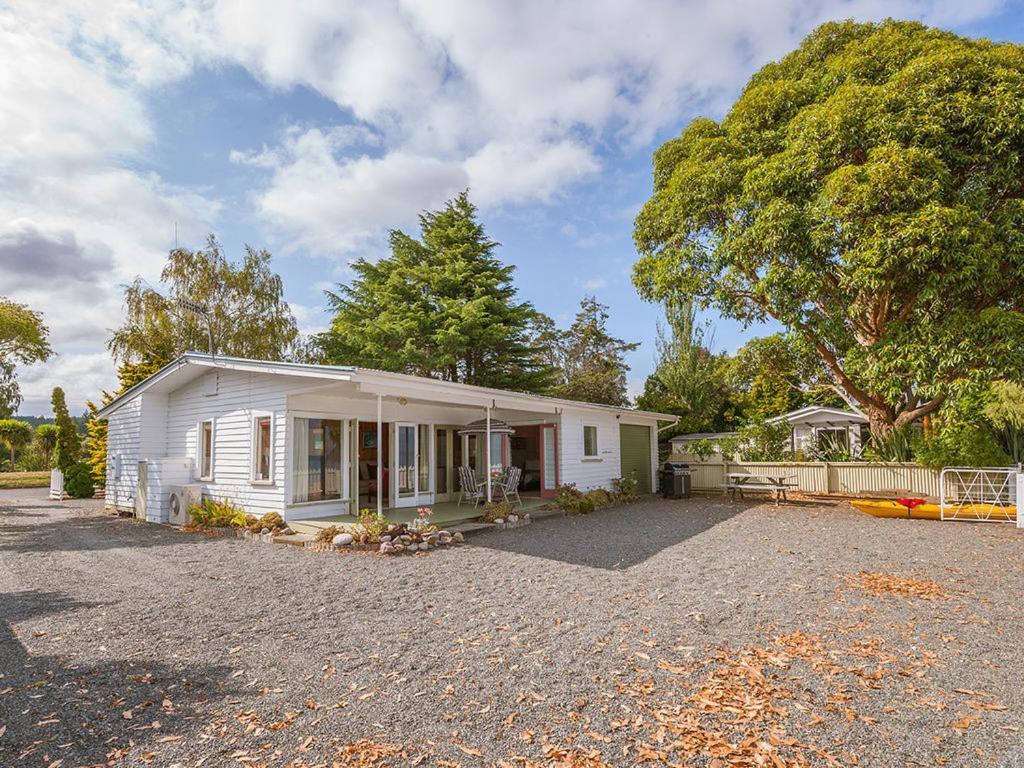 Lake Edge Cottage - Waitahanui Holiday Home Εξωτερικό φωτογραφία