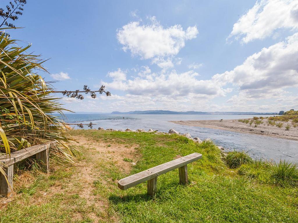 Lake Edge Cottage - Waitahanui Holiday Home Εξωτερικό φωτογραφία