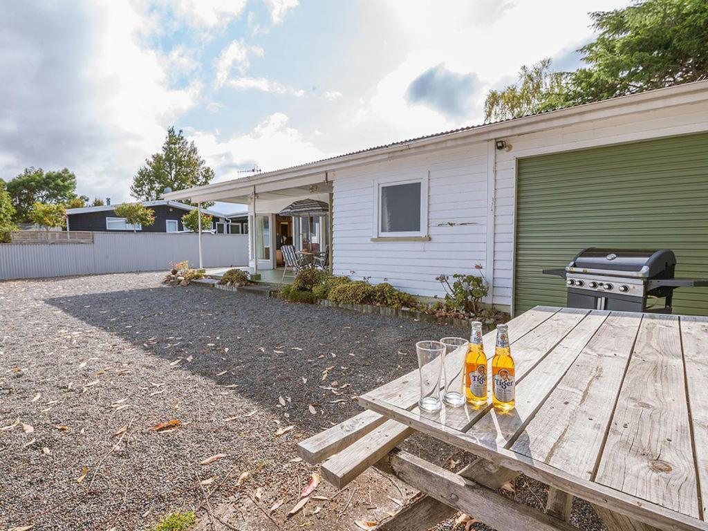 Lake Edge Cottage - Waitahanui Holiday Home Εξωτερικό φωτογραφία